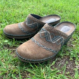 Clarks Artesian Collection Women’s Tan/Green/Blue Mules